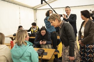 La cheffe du département fédéral de justice et police (DFJP) a parlé avec des réfugiés ukrainiens lors de sa visite au centre d'asile fédéral jeudi à Bâle.